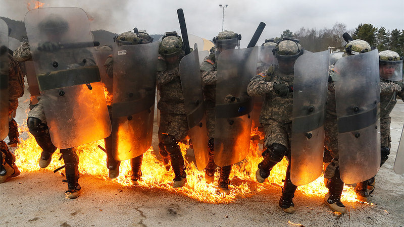 Illustration for article titled These Photos Of Soldiers Executing Fire Phobia Training Will Terrify You